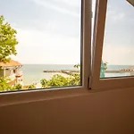 ваканционни къщи'на брега' On The Coast Гостевой дом *